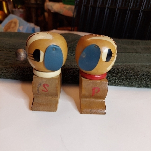 Vintage* Victoria BC Souvenir Puppy Salt and Pepper Shakers - Picture 6 of 9